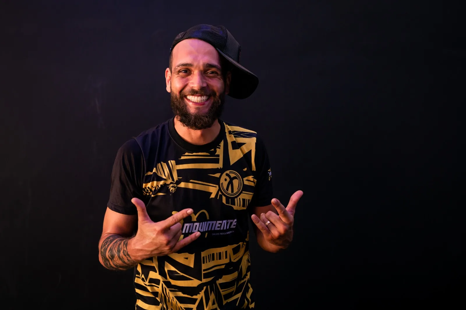Mateus Andrade sorrindo no estúdio da MoviMente