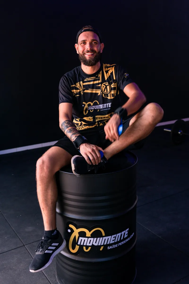 Mateus Andrade sentado no estúdio da MoviMente